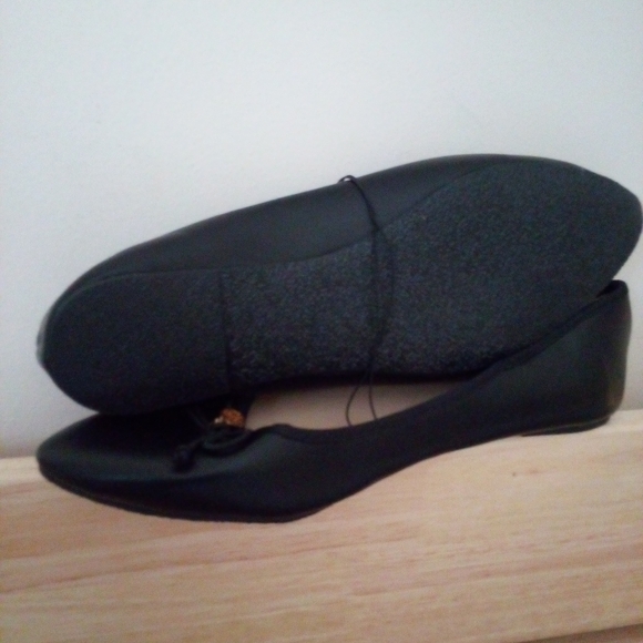 Women's Shoes - Picture 3 of 8